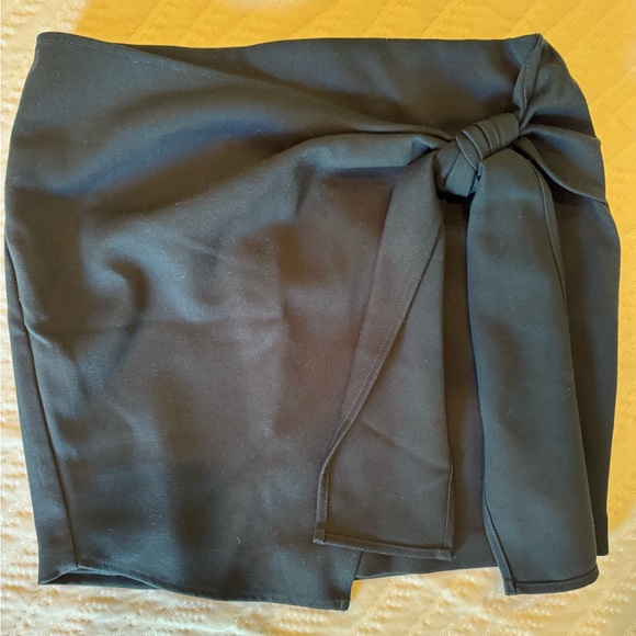 Naked Zebra dark green skirt with bow in front, zipper back size small - Picture 4 of 4